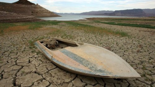 Unusually low lake water levels in California (Lake Mead, Getty Images)